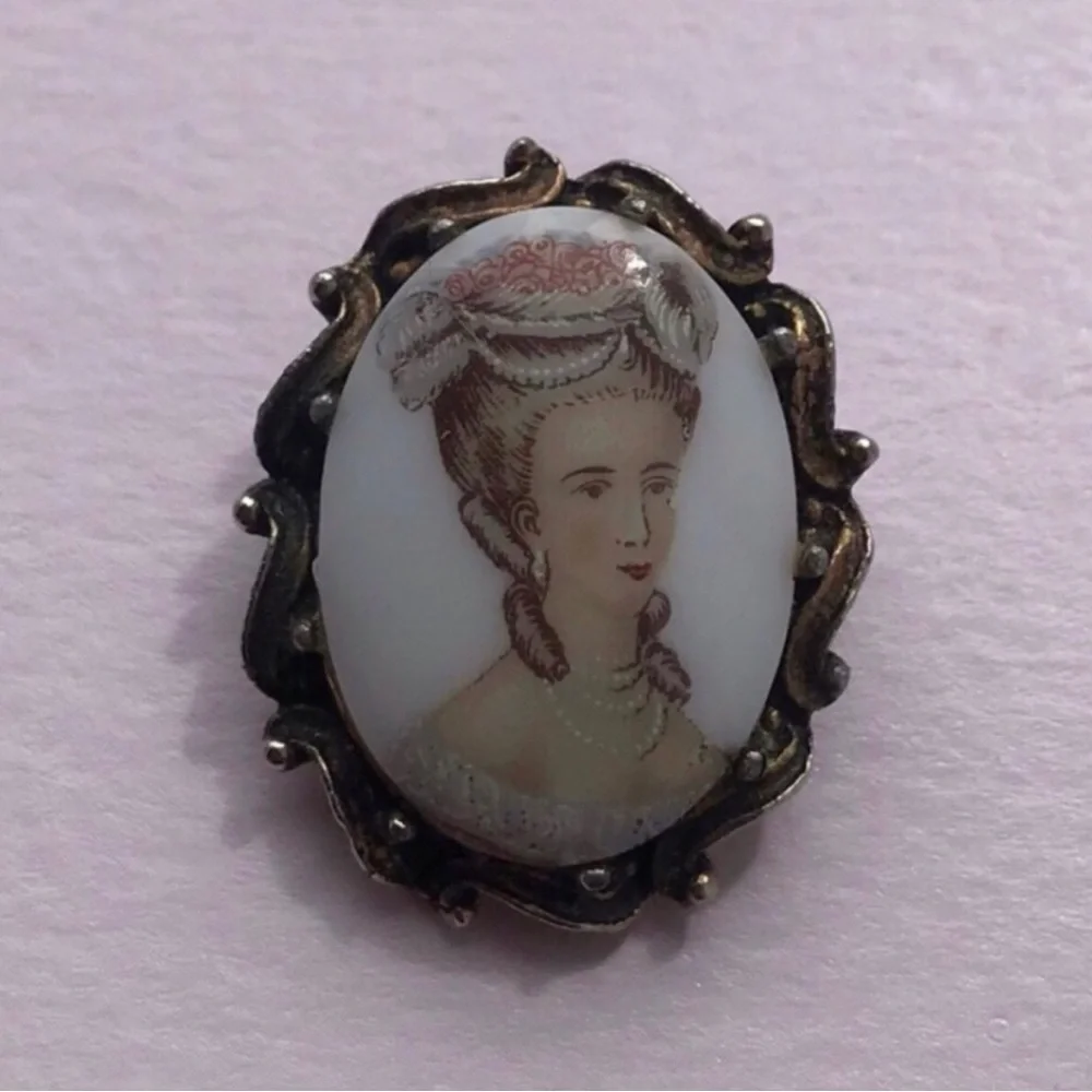 Vintage Portrait Cameo Brooch